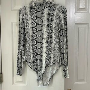 Tunic top with buttons on bottom